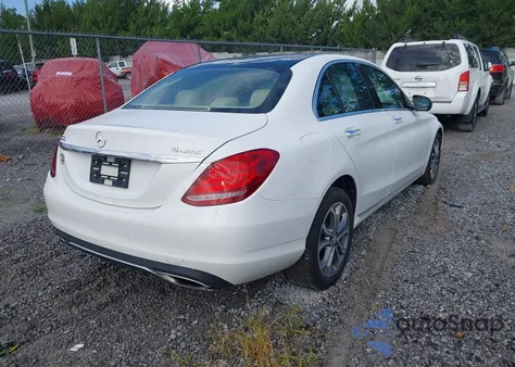 2017 Mercedes-Benz C 300 4Matic/Luxury 4Matic/Sport 4Matic z USA, uszkodzony, nr VIN 55SWF4KB5HU195216